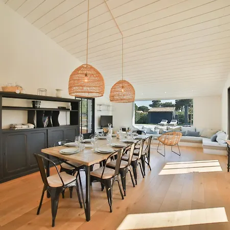 Madame - Pool - Near And Golf